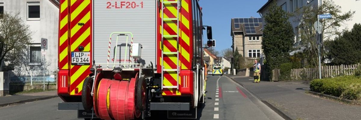 FW-DT: Ölspur im Feierabendverkehr sorgt für Verkehrsbehinderungen
