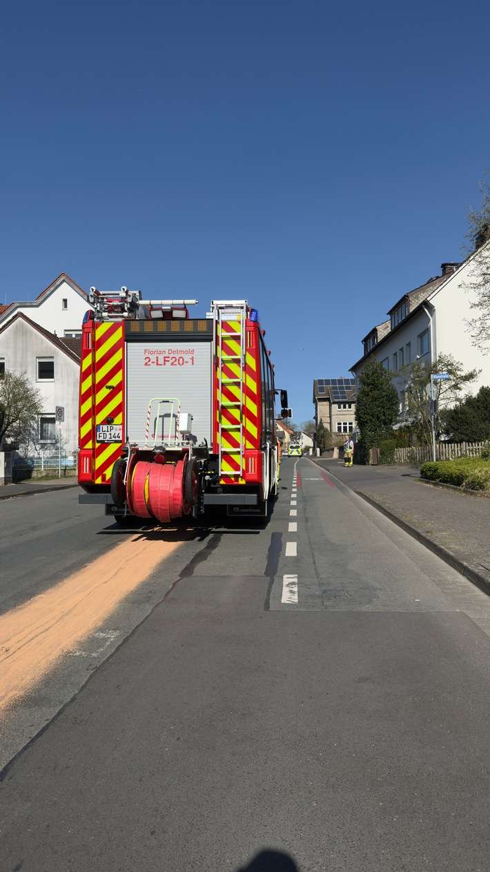 FW-DT: Ölspur im Feierabendverkehr sorgt für Verkehrsbehinderungen