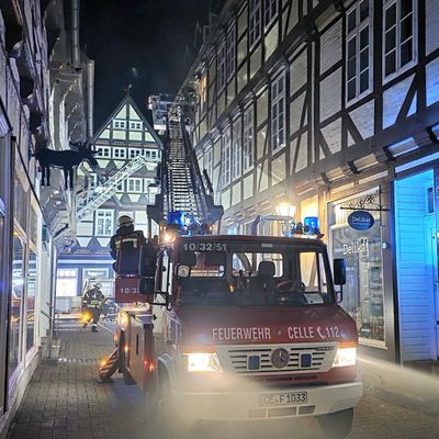 FW Celle: Gastronomieküche in historischen Altstadt in Vollbrand - mehrere Personen in Fachwerkhaus eingeschlossen!