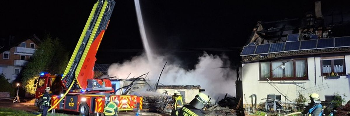 KFV-CW: Brand nach Blitzschlag zerstört Wohnhaus und Stallungen / 6 Pferde vor Flammen gerettet/Wasserversorgung zusammengebrochen