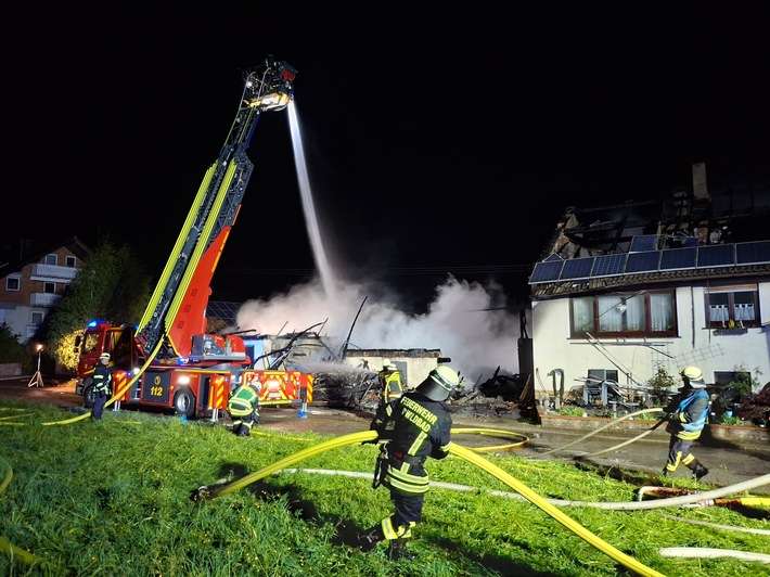 KFV-CW: Brand nach Blitzschlag zerstört Wohnhaus und Stallungen / 6 Pferde vor Flammen gerettet/Wasserversorgung zusammengebrochen