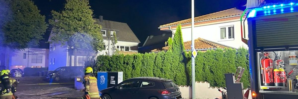 FW Paderborn: Heckenbrand droht auf Wohnhaus und PKW überzugreifen