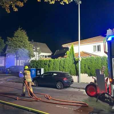 FW Paderborn: Heckenbrand droht auf Wohnhaus und PKW überzugreifen