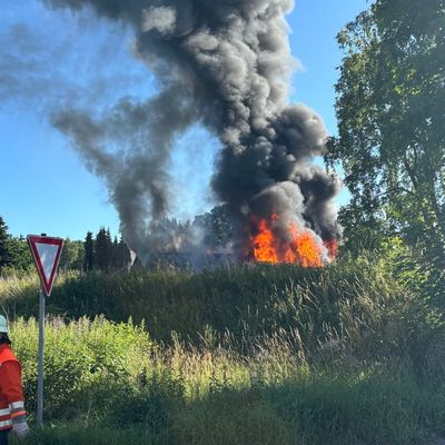 FW-ROW: Großfeuer in Sittensen: Lagerhalle brennt vollständig nieder