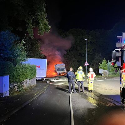 FW-RS: Feuerwehr löscht brennenden LKW