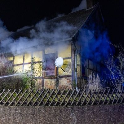 FW Porta Westfalica: 04.12.2025 - Wohnungsbrand in Eisbergen / 1 Person verstorben