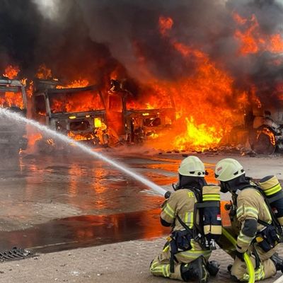 FW Lehrte: Unwettereinsätze und ein Großbrand beschäftigen die Feuerwehrkräfte der Stadt Lehrte den gesamten Montag