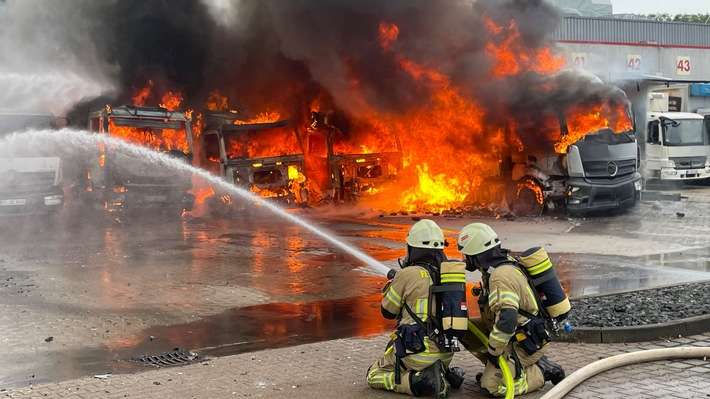FW Lehrte: Unwettereinsätze und ein Großbrand beschäftigen die Feuerwehrkräfte der Stadt Lehrte den gesamten Montag