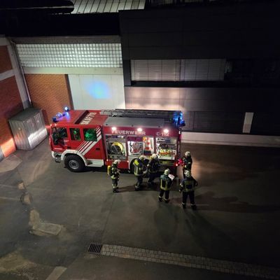 FW-AR: Jahresübung des Löschzuges Arnsberg bei der Sauerländer Spanplatte