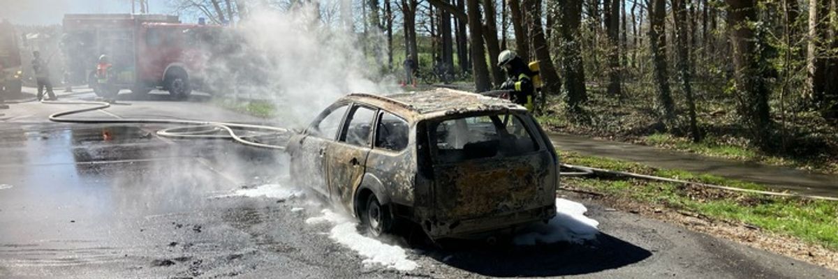 FW-ROW: PKW brennt auf K110 bei Meinstedt nach Verkehrsunfall vollständig aus