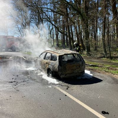 FW-ROW: PKW brennt auf K110 bei Meinstedt nach Verkehrsunfall vollständig aus