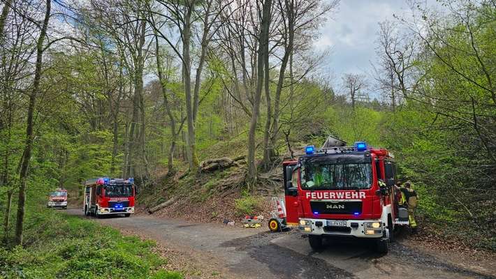FW Königswinter: Feuer im Wald rechtzeitig entdeckt - Waldbrandgefahr aktuell noch hoch
