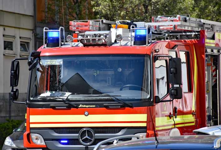 FW-DO: Wohnungsbrand in der Nacht mit einem Verletzten
