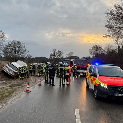KFV Bodenseekreis: Verkehrsunfall: Feuerwehr befreit Fahrerin aus Zwangslage