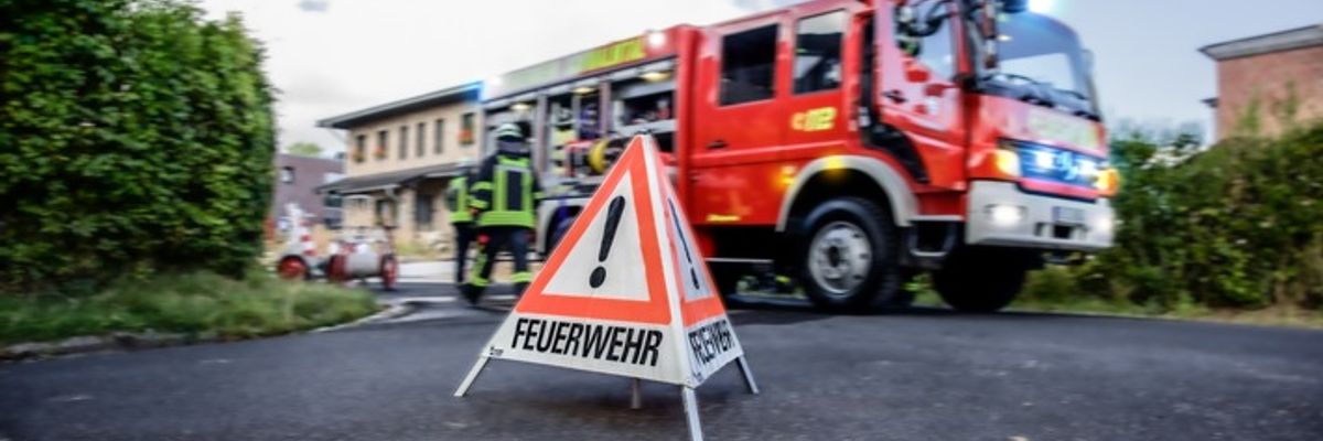FFW Schwalmtal: Rauchentwicklung nach Abflämmarbeiten führt zu Feuerwehreinsatz in Schwalmtal-Hagen
