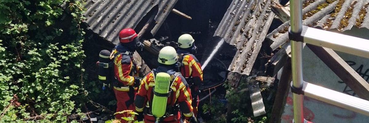 FW Düren: Brand in alter Gärtnerei