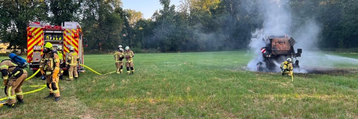 FW Menden: Fahrzeugbrand in Halingen - Schnelles Handeln verhindert Ausbreitung
