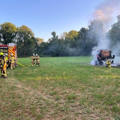 FW Menden: Fahrzeugbrand in Halingen - Schnelles Handeln verhindert Ausbreitung