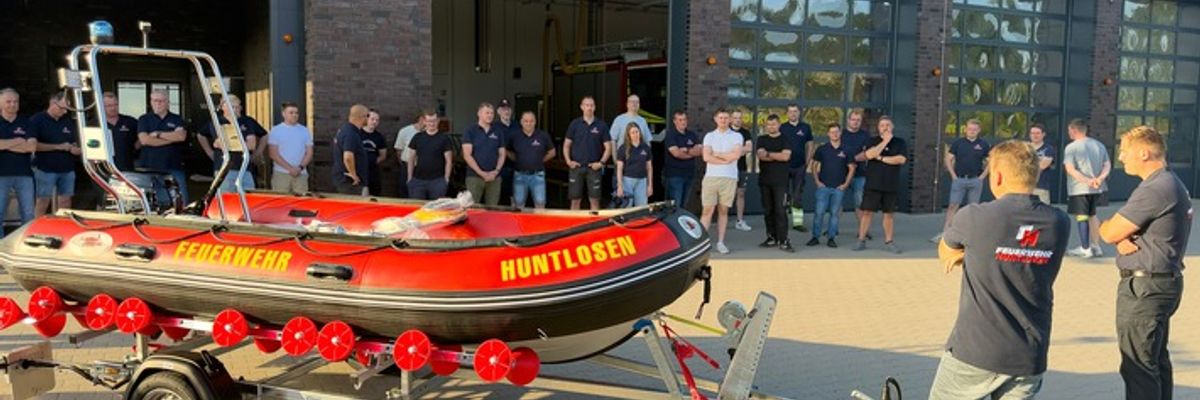 FW-OLL: Feuerwehr Huntlosen erweitert Ausstattung um modernes Rettungsboot für Wasserrettung