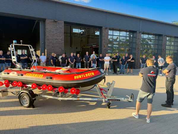 FW-OLL: Feuerwehr Huntlosen erweitert Ausstattung um modernes Rettungsboot für Wasserrettung