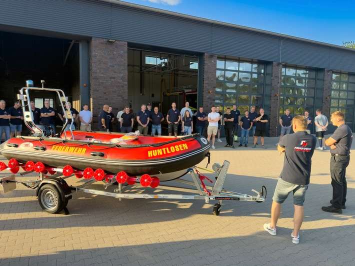 FW-OLL: Feuerwehr Huntlosen erweitert Ausstattung um modernes Rettungsboot für Wasserrettung