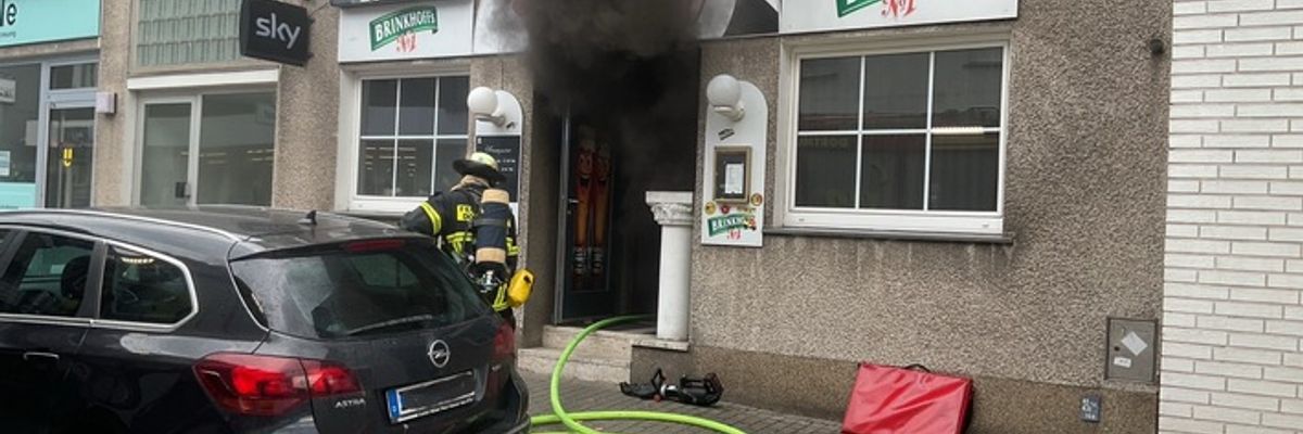 FW-DO: Küchenbrand in Gaststätte - Rettungswagen trifft als erstes Feuerwehrfahrzeug ein - zwei Menschen erleiden bei der Rettung Rauchgasverletzungen