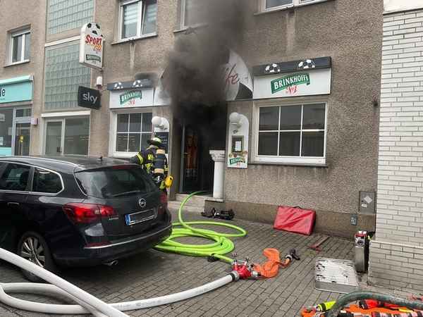 FW-DO: Küchenbrand in Gaststätte - Rettungswagen trifft als erstes Feuerwehrfahrzeug ein - zwei Menschen erleiden bei der Rettung Rauchgasverletzungen