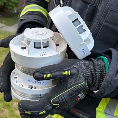 FW-AUR: Rauchmelder-Alarm an Mehrfamilienhaus