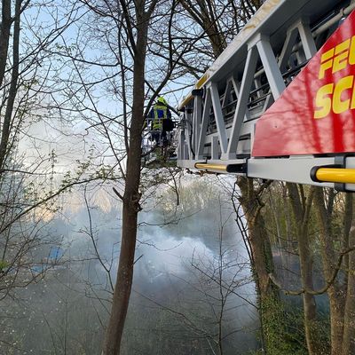 FW-EN: Gartenlaubenbrand an den Bahngleisen in Schwelm