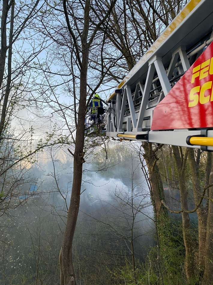 FW-EN: Gartenlaubenbrand an den Bahngleisen in Schwelm