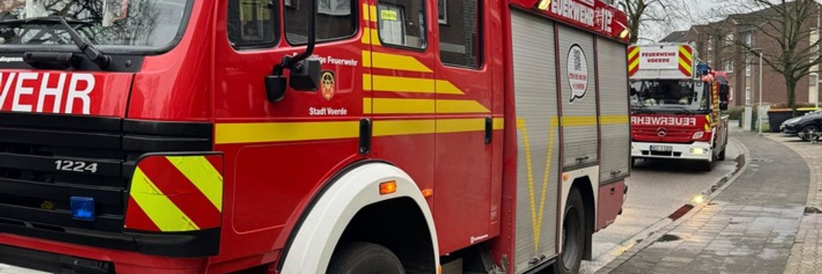 FW Voerde: Zimmerbrand in Mehrfamilienhaus