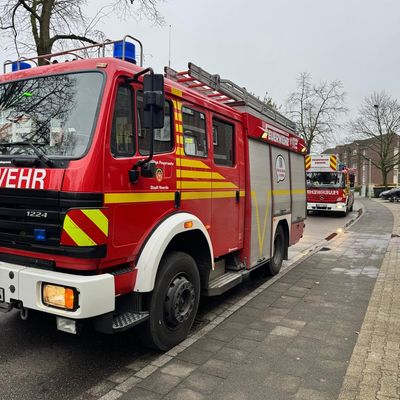 FW Voerde: Zimmerbrand in Mehrfamilienhaus