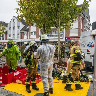 FW Voerde: Schwerer Verkehrsunfall auf dem Rathausplatz in Voerde