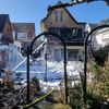 FW Heide: Feuer greift von Anbau auf Wohnhaus über / Großbrand im Stadtgebiet