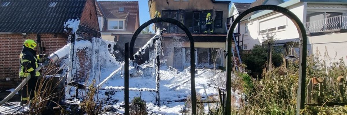 FW Heide: Feuer greift von Anbau auf Wohnhaus über / Großbrand im Stadtgebiet