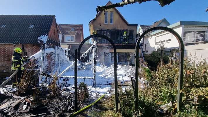 FW Heide: Feuer greift von Anbau auf Wohnhaus über / Großbrand im Stadtgebiet