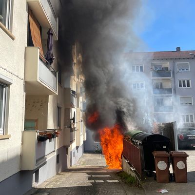 FW Stuttgart: PKW-Brand droht auf Gebäude überzugreifen
