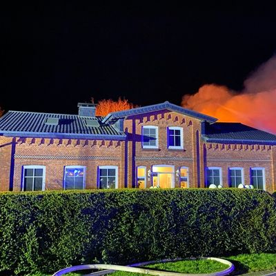 FW-RD: Großfeuer in Holzdorf - 140 Einsatzkräfte im Einsatz