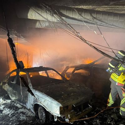 FW Norderstedt: Brand in Tiefgarage in der Berliner Allee - Drei Fahrzeuge vollständig ausgebrannt, rund 70 Einsatzkräfte mehrere Stunden im Einsatz