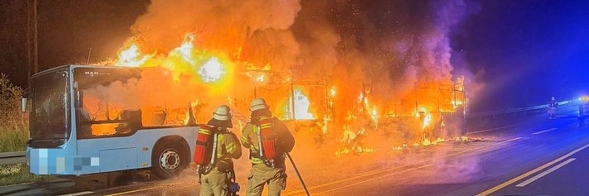 FW Bad Honnef: Gelenkbus in Vollbrand auf der A3
