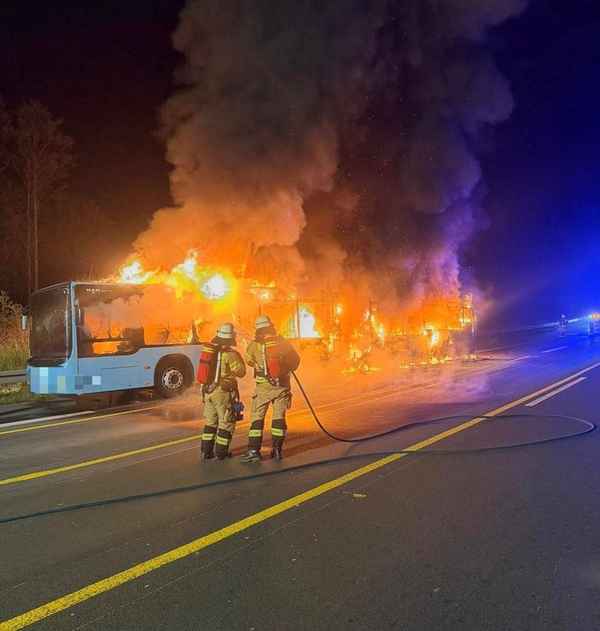 FW Bad Honnef: Gelenkbus in Vollbrand auf der A3