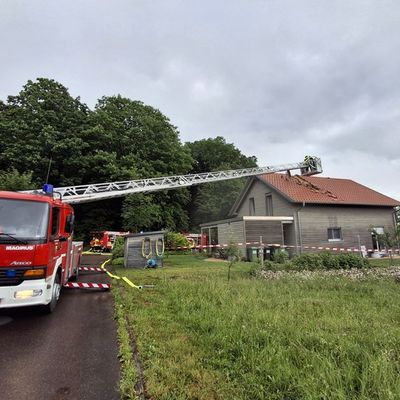 KFV-CW: Schwelbrand nach Blitzeinschlag / Hausbesitzer entdecken Gefahr im Obergeschoss/Feuerwehr öffnet Dachstuhl