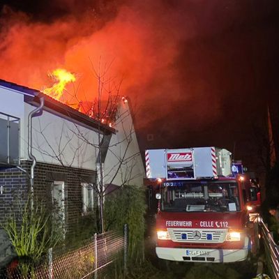 FW Celle: Dachstuhlbrand in Groß Hehlen - Einsatzende (Gesamtbericht)