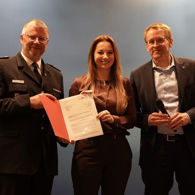 FW-LFVSH: Landesfeuerwehrversammlung 2026: Gemeinsam klarkommen - Ministerpräsident und Innenministerin würdigen Engagement der Feuerwehren und übergeben Förderbescheid zur Stärkung der Resilienz