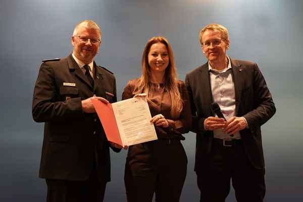 FW-LFVSH: Landesfeuerwehrversammlung 2026: Gemeinsam klarkommen - Ministerpräsident und Innenministerin würdigen Engagement der Feuerwehren und übergeben Förderbescheid zur Stärkung der Resilienz