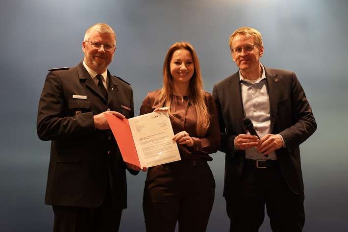 FW-LFVSH: Landesfeuerwehrversammlung 2026: Gemeinsam klarkommen - Ministerpräsident und Innenministerin würdigen Engagement der Feuerwehren und übergeben Förderbescheid zur Stärkung der Resilienz