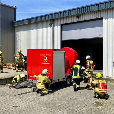 FW-OLL: Ausgelöste Brandmeldeanlage verhindert Schlimmeres - Erster Realeinsatz für Großlüfter der Kreisfeuerwehr Oldenburg