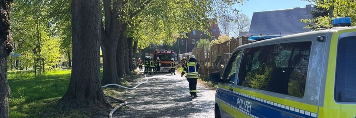 FFW Schiffdorf: Feuerwehr löscht unterlaubtes Feuer in Wehdel