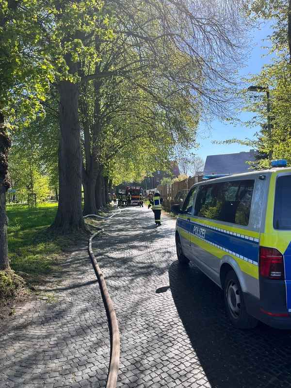 FFW Schiffdorf: Feuerwehr löscht unterlaubtes Feuer in Wehdel