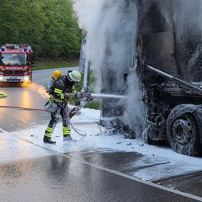 FW-M: Lkw-Fahrerhaus in Vollbrand (Oberföhring/Unterföhring)